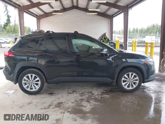 2023 Toyota Corolla Cross LE z VIN 7MUCAABG9PV051438, wystawiony jako IAAI lot #42538566 z przebiegiem 82 437 mil mil oraz . Historia ofert i sprzedaży dostępna na DreamBid. Obrazek 13.