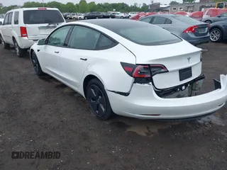 2023 Tesla Model 3 z VIN 5YJ3E1EA6PF570876, wystawiony jako IAAI lot #42366310 z przebiegiem 13 005 mil mil oraz . Historia ofert i sprzedaży dostępna na DreamBid. Obrazek 3.