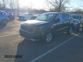 2024 Kia Sorento LX z VIN 5XYRG4JC5RG274627, wystawiony jako IAAI lot #41646967 z przebiegiem 23 440 mil mil oraz . Historia ofert i sprzedaży dostępna na DreamBid. Obrazek 2.