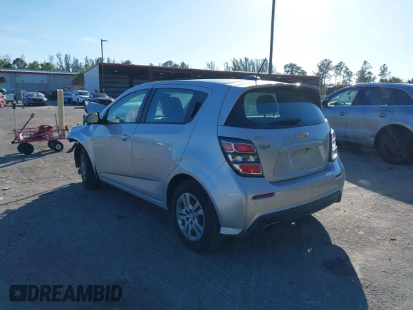 2020 Chevrolet Sonic LT z VIN 1G1JG6SB6L4120442, wystawiony jako IAAI lot #41485829 z przebiegiem 52 073 mil mil oraz . Historia ofert i sprzedaży dostępna na DreamBid. Obrazek 3.