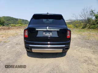2022 Rolls-Royce Cullinan z VIN SLATV4C09NU214462, wystawiony jako Copart lot #70713624 z przebiegiem 9904 mil mil oraz Szkody całkowita. Historia ofert i sprzedaży dostępna na DreamBid. Obrazek 6.