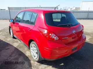 2011 Nissan Versa S z VIN 3N1BC1CP3BL512780, wystawiony jako IAAI lot #42374549 z przebiegiem 101 059 mil mil oraz . Historia ofert i sprzedaży dostępna na DreamBid. Obrazek 3.