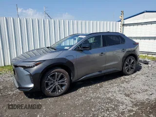 2023 Toyota bZ4X XLE z VIN JTMABACA1PA036308, wystawiony jako Copart lot #55640284 z przebiegiem Nie podano mil oraz . Historia ofert i sprzedaży dostępna na DreamBid. Obrazek 1.
