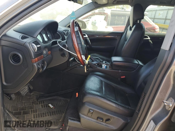 2005 Porsche Cayenne z VIN WP1AA29P65LA23655, wystawiony jako Copart lot #55174175 z przebiegiem 153 837 mil mil oraz Szkoda całkowita • Salvage title. Historia ofert i sprzedaży dostępna na DreamBid. Obrazek 7.