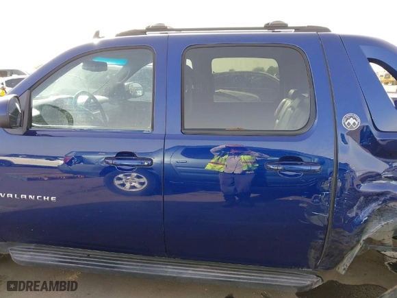 2013 Chevrolet Avalanche LT with VIN 3GNTKFE7XDG219122, listed as a IAAI auction lot 41686648 with 182,275 mi miles. Bid and sale history available at carsss.com. Image 14.