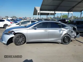 2024 Lexus ES 300h z VIN 58ADA1C17RU053992, wystawiony jako IAAI lot #42266946 z przebiegiem 10 146 mil mil oraz . Historia ofert i sprzedaży dostępna na DreamBid. Obrazek 15.