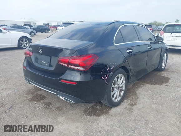 2021 Mercedes-Benz A 220 z VIN W1K3G4EB5MJ285990, wystawiony jako IAAI lot #41924555 z przebiegiem 45 187 mil mil oraz . Historia ofert i sprzedaży dostępna na DreamBid. Obrazek 4.