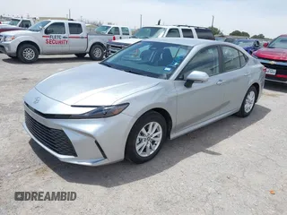2025 Toyota Camry LE z VIN 4T1DAACKXSU137360, wystawiony jako IAAI lot #42245564 z przebiegiem 1 247 mil mil oraz . Historia ofert i sprzedaży dostępna na DreamBid. Obrazek 17.