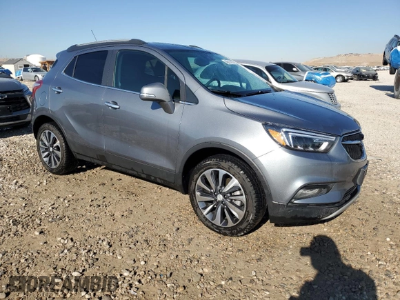 2020 Buick Encore Essence z VIN KL4CJGSB0LB045718, wystawiony jako Copart lot #43017415 z przebiegiem 21 880 mil mil oraz Szkody całkowita. Historia ofert i sprzedaży dostępna na DreamBid. Obrazek 4.