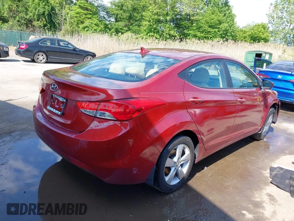 2013 Hyundai Elantra GLS z VIN 5NPDH4AE4DH405444, wystawiony jako IAAI lot #42201093 z przebiegiem 125 900 mil mil oraz . Historia ofert i sprzedaży dostępna na DreamBid. Obrazek 4.