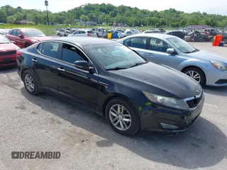 2013 Kia Optima LX z VIN 5XXGM4A71DG130864, wystawiony jako IAAI lot #42217784 z przebiegiem 250 220 mil mil oraz . Historia ofert i sprzedaży dostępna na DreamBid. Obrazek 1.