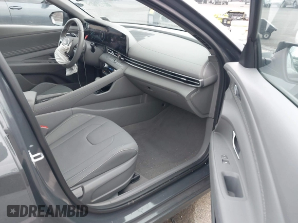 2023 Hyundai Elantra SEL z VIN KMHLS4AG7PU574863, wystawiony jako IAAI lot #41015045 z przebiegiem 18 714 mil mil oraz . Historia ofert i sprzedaży dostępna na DreamBid. Obrazek 5.