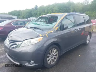 2011 Toyota Sienna XLE z VIN 5TDDK3DC0BS006768, wystawiony jako IAAI lot #42279275 z przebiegiem 172 856 mil mil oraz . Historia ofert i sprzedaży dostępna na DreamBid. Obrazek 2.