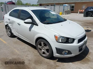 2015 Chevrolet Sonic LTZ z VIN 1G1JE5SBXF4140813, wystawiony jako IAAI lot #42219942 z przebiegiem 102 165 mil mil oraz . Historia ofert i sprzedaży dostępna na DreamBid. Obrazek 1.