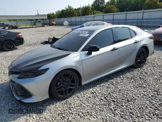 2018 Toyota Camry LE z VIN 4T1B11HK4JU150040, wystawiony jako Copart lot #58894585 z przebiegiem 62 445 mil mil oraz Szkoda całkowita • Salvage title. Historia ofert i sprzedaży dostępna na DreamBid. Obrazek 1.