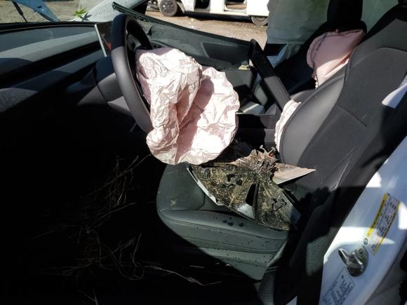 2024 Tesla Model 3 z VIN 5YJ3E1EA6RF734033, wystawiony jako Copart lot #52305665 z przebiegiem 21 081 mil mil oraz Szkoda całkowita • Salvage title. Historia ofert i sprzedaży dostępna na DreamBid. Obrazek 7.