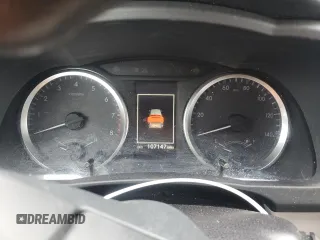 2019 Toyota Highlander LE z VIN 5TDBZRFH4KS701267, wystawiony jako Copart lot #58402555 z przebiegiem 107 147 mil mil oraz Szkoda całkowita • Salvage title. Historia ofert i sprzedaży dostępna na DreamBid. Obrazek 9.