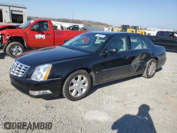 2008 Cadillac DTS 1SA z VIN 1G6KD57Y48U106139, wystawiony jako Copart lot #49046545 z przebiegiem 53 550 mil mil oraz Szkody całkowita. Historia ofert i sprzedaży dostępna na DreamBid. Obrazek 1.