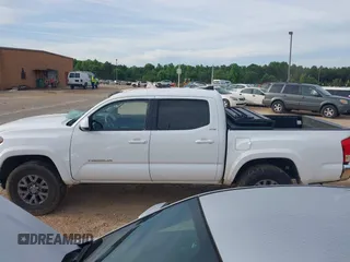 2017 Toyota Tacoma SR5 z VIN 5TFAZ5CN9HX040563, wystawiony jako IAAI lot #42274119 z przebiegiem 244 422 mil mil oraz . Historia ofert i sprzedaży dostępna na DreamBid. Obrazek 14.