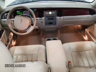 2005 Lincoln Town Car Signature z VIN 1LNHM81W55Y670818, wystawiony jako Copart lot #53279985 z przebiegiem 95 939 mil mil oraz Szkoda całkowita • Salvage title. Historia ofert i sprzedaży dostępna na DreamBid. Obrazek 8.