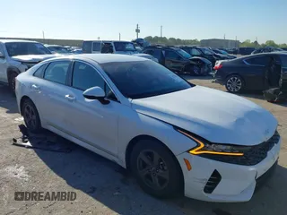 2023 Kia K5 LXS z VIN 5XXG14J28PG199410, wystawiony jako IAAI lot #41877063 z przebiegiem 28 441 mil mil oraz . Historia ofert i sprzedaży dostępna na DreamBid. Obrazek 1.