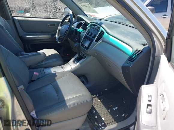 2006 Toyota Highlander Hybrid with VIN JTEDW21A060015086, listed as a IAAI auction lot 42138780 with 228,472 mi miles. Bid and sale history available at carsss.com. Image 5.