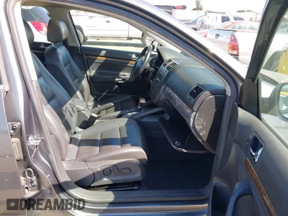 2005 Volkswagen Jetta z VIN 3VWDG71K35M613236, wystawiony jako IAAI lot #41764835 z przebiegiem Nie podano mil oraz . Historia ofert i sprzedaży dostępna na DreamBid. Obrazek 5.