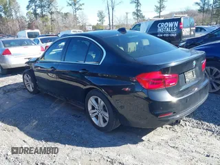 2017 BMW 3 Series 330i z VIN WBA8B9G34HNU56984, wystawiony jako IAAI lot #41455133 z przebiegiem 75 824 mil mil oraz . Historia ofert i sprzedaży dostępna na DreamBid. Obrazek 3.