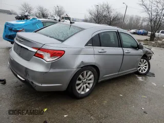 2013 Chrysler 200 Touring z VIN 1C3CCBBB2DN688904, wystawiony jako Copart lot #44463585 z przebiegiem 123 940 mil mil oraz Szkoda całkowita • Salvage title. Historia ofert i sprzedaży dostępna na DreamBid. Obrazek 3.