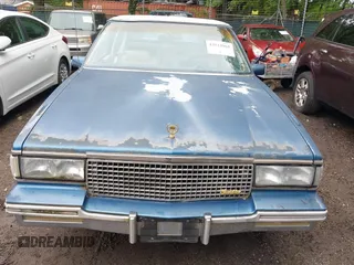1988 Cadillac DeVille z VIN 1G6CD1158J4265540, wystawiony jako IAAI lot #42512965 z przebiegiem 50 895 mil mil oraz . Historia ofert i sprzedaży dostępna na DreamBid. Obrazek 6.