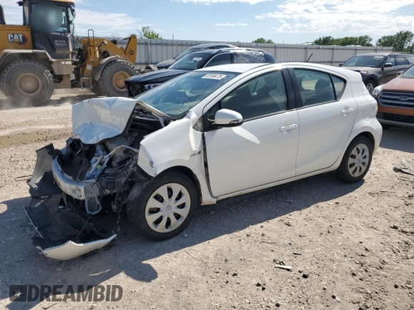2013 Toyota Prius One z VIN JTDKDTB39D1534331, wystawiony jako Copart lot #58186475 z przebiegiem 105 656 mil mil oraz Czysty tytuł • Clean title. Historia ofert i sprzedaży dostępna na DreamBid. Obrazek 1.