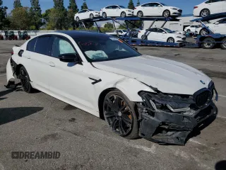 2021 BMW M5 z VIN WBS83CH00MCF66384, wystawiony jako Copart lot #55324995 z przebiegiem Nie podano mil oraz Szkody całkowita. Historia ofert i sprzedaży dostępna na DreamBid. Obrazek 4.