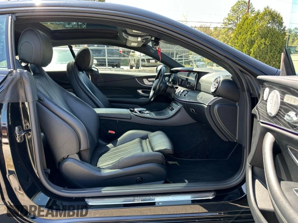 2020 Mercedes-Benz E z VIN W1K1J6JBXLF140004, wystawiony jako Copart lot #55652425 z przebiegiem 54 285 mil mil oraz Czysty tytuł • Clean title. Historia ofert i sprzedaży dostępna na DreamBid. Obrazek 5.