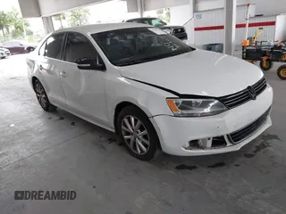 2014 Volkswagen Jetta SE z VIN 3VWD17AJ3EM265396, wystawiony jako IAAI lot #42434771 z przebiegiem 114 931 mil mil oraz . Historia ofert i sprzedaży dostępna na DreamBid. Obrazek 1.