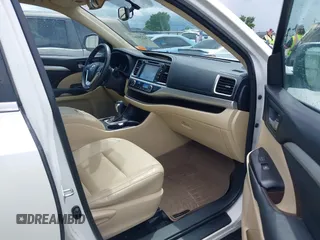 2015 Toyota Highlander XLE z VIN 5TDKKRFHXFS072625, wystawiony jako IAAI lot #42202616 z przebiegiem 121 337 mil mil oraz . Historia ofert i sprzedaży dostępna na DreamBid. Obrazek 5.