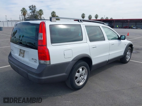 2004 Volvo V70 XC70 with VIN YV1SZ59H541135280, listed as a IAAI auction lot 41689647 with 195,802 mi miles. Bid and sale history available at carsss.com. Image 4.