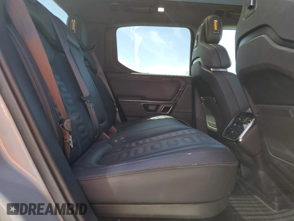2022 Rivian R1T Adventure z VIN 7FCTGAAAXNN014983, wystawiony jako Copart lot #48987605 z przebiegiem Nie podano mil oraz Szkoda całkowita • Salvage title. Historia ofert i sprzedaży dostępna na DreamBid. Obrazek 10.