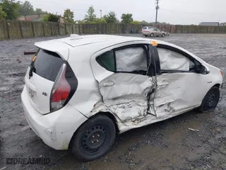 2016 Toyota Prius c One with VIN JTDKDTB32G1135152, listed as a IAAI auction lot 40400174 with 164,685 mi miles. Bid and sale history available at carsss.com. Image 4.