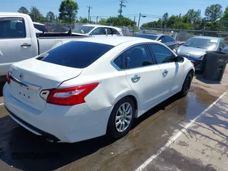 2017 Nissan Altima SR z VIN 1N4AL3AP1HN364103, wystawiony jako IAAI lot #42117683 z przebiegiem 137 704 mil mil oraz . Historia ofert i sprzedaży dostępna na DreamBid. Obrazek 4.