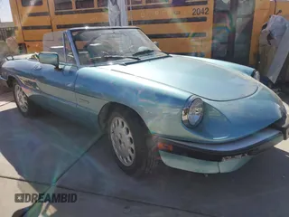 1989 Alfa Romeo Spider z VIN ZARBA5587K1066209, wystawiony jako Copart lot #77166704 z przebiegiem 98 255 mil mil oraz Szkoda całkowita • Salvage title. Historia ofert i sprzedaży dostępna na DreamBid. Obrazek 1.
