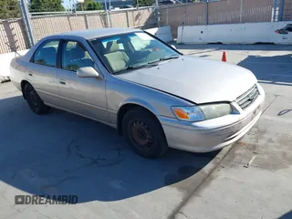 2001 Toyota Camry CE z VIN 4T1BG22K71U830639, wystawiony jako IAAI lot #42520165 z przebiegiem 298 941 mil mil oraz . Historia ofert i sprzedaży dostępna na DreamBid. Obrazek 1.