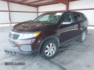 2011 Kia Sorento LX z VIN 5XYKT3A14BG103671, wystawiony jako IAAI lot #42250341 z przebiegiem 123 963 mil mil oraz . Historia ofert i sprzedaży dostępna na DreamBid. Obrazek 2.