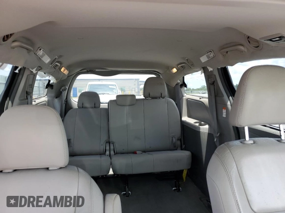 2018 Toyota Sienna XLE Auto Access Seat z VIN 5TDYZ3DC8JS917863, wystawiony jako Copart lot #61825655 z przebiegiem 249 491 mil mil oraz Szkoda całkowita • Salvage title. Historia ofert i sprzedaży dostępna na DreamBid. Obrazek 10.