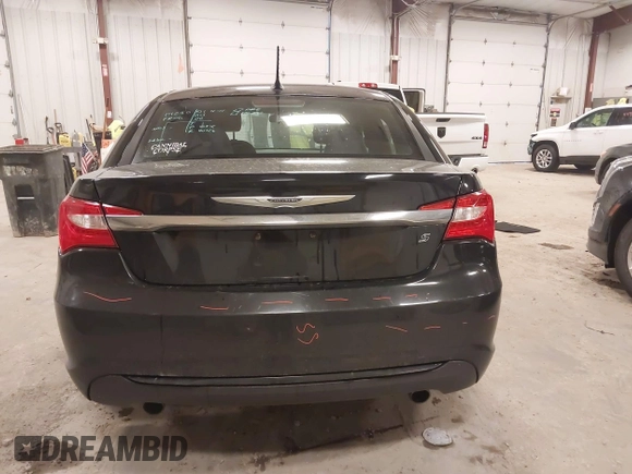 2014 Chrysler 200 Touring z VIN 1C3CCBBGXEN152716, wystawiony jako IAAI lot #42039776 z przebiegiem 198 988 mil mil oraz . Historia ofert i sprzedaży dostępna na DreamBid. Obrazek 16.
