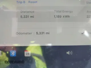 2025 Tesla Model 3 Long Range z VIN 5YJ3E1EB4SF874936, wystawiony jako IAAI lot #41157464 z przebiegiem 5331 mil mil oraz . Historia ofert i sprzedaży dostępna na DreamBid. Obrazek 7.