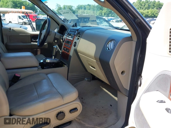 2005 Ford F-150 XLT z VIN 1FTPW14505FB29627, wystawiony jako IAAI lot #42586066 z przebiegiem 203 299 mil mil oraz . Historia ofert i sprzedaży dostępna na DreamBid. Obrazek 5.