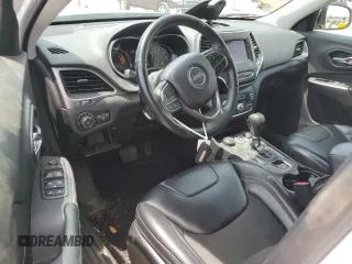 2019 Jeep Cherokee Latitude Plus z VIN 1C4PJMLBXKD191003, wystawiony jako Copart lot #58204625 z przebiegiem 57 866 mil mil oraz Szkoda całkowita • Salvage title. Historia ofert i sprzedaży dostępna na DreamBid. Obrazek 8.