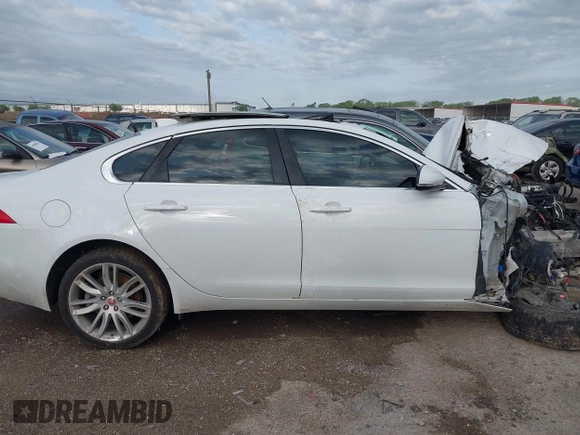 2017 Jaguar XF 35t Prestige with VIN SAJBE4BV8HCY31963, listed as a IAAI auction lot 41910705 with 1 mi miles. Bid and sale history available at carsss.com. Image 13.
