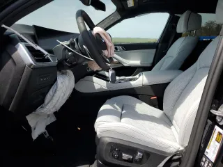 2025 BMW X6 xDrive40i z VIN 5UX33EX05S9Z28763, wystawiony jako Copart lot #54533525 z przebiegiem 1329 mil mil oraz Szkody całkowita. Historia ofert i sprzedaży dostępna na DreamBid. Obrazek 7.