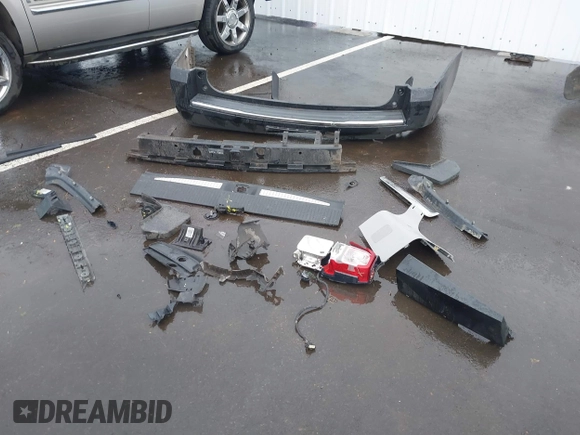2017 Chevrolet Suburban Premier z VIN 1GNSKJKC4HR162261, wystawiony jako IAAI lot #41593672 z przebiegiem 100 136 mil mil oraz . Historia ofert i sprzedaży dostępna na DreamBid. Obrazek 12.